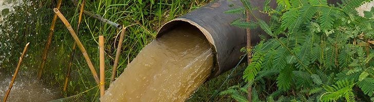 Een waterpomp in combinatie met ijzer / roest in grondwater