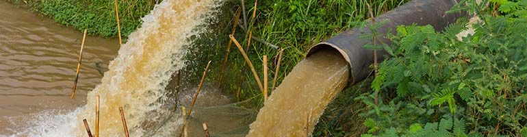 Een waterpomp in combinatie met ijzer / roest in grondwater