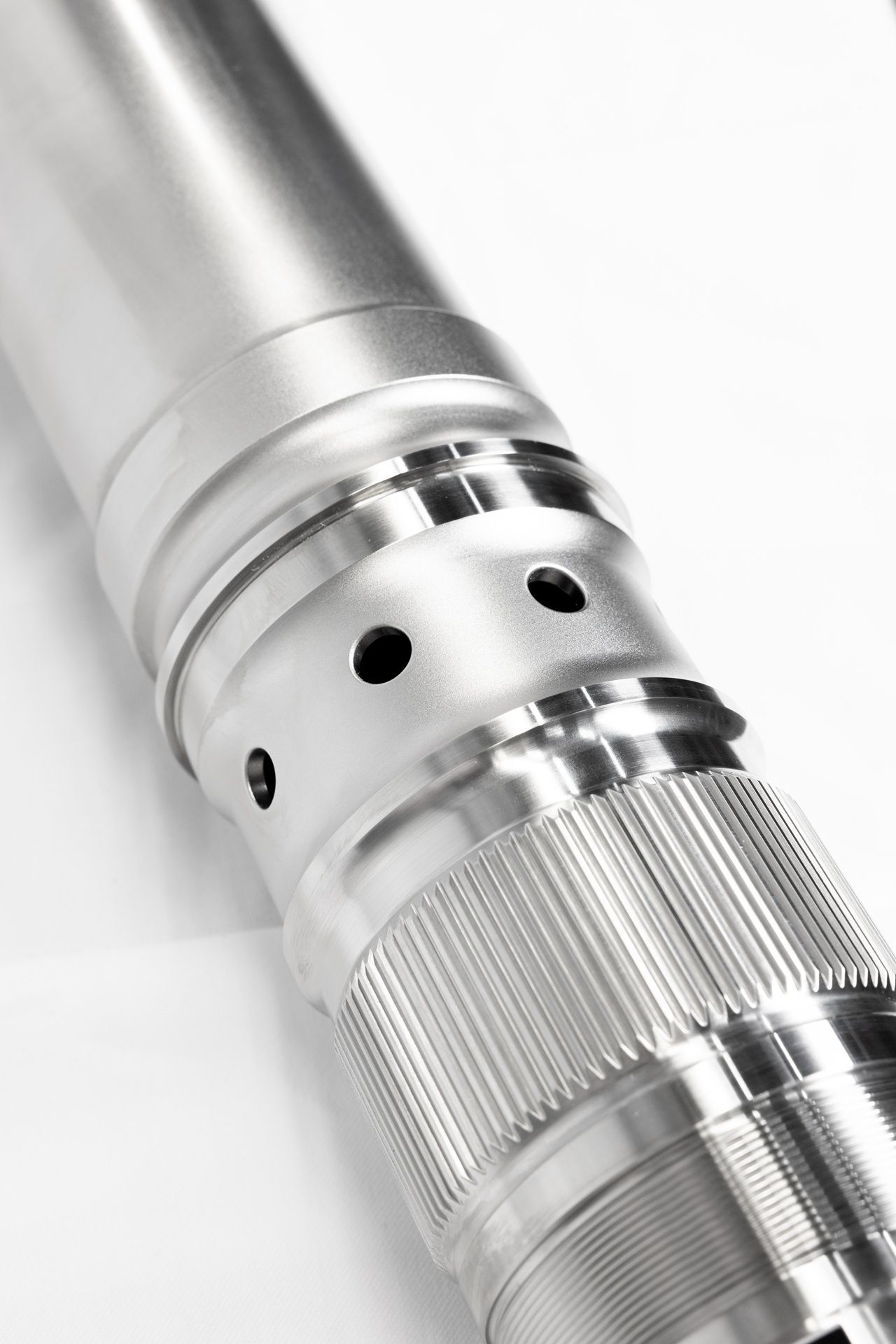 Division Aerospace - A center tie shaft connects turbine with compressor stage within the jet engine