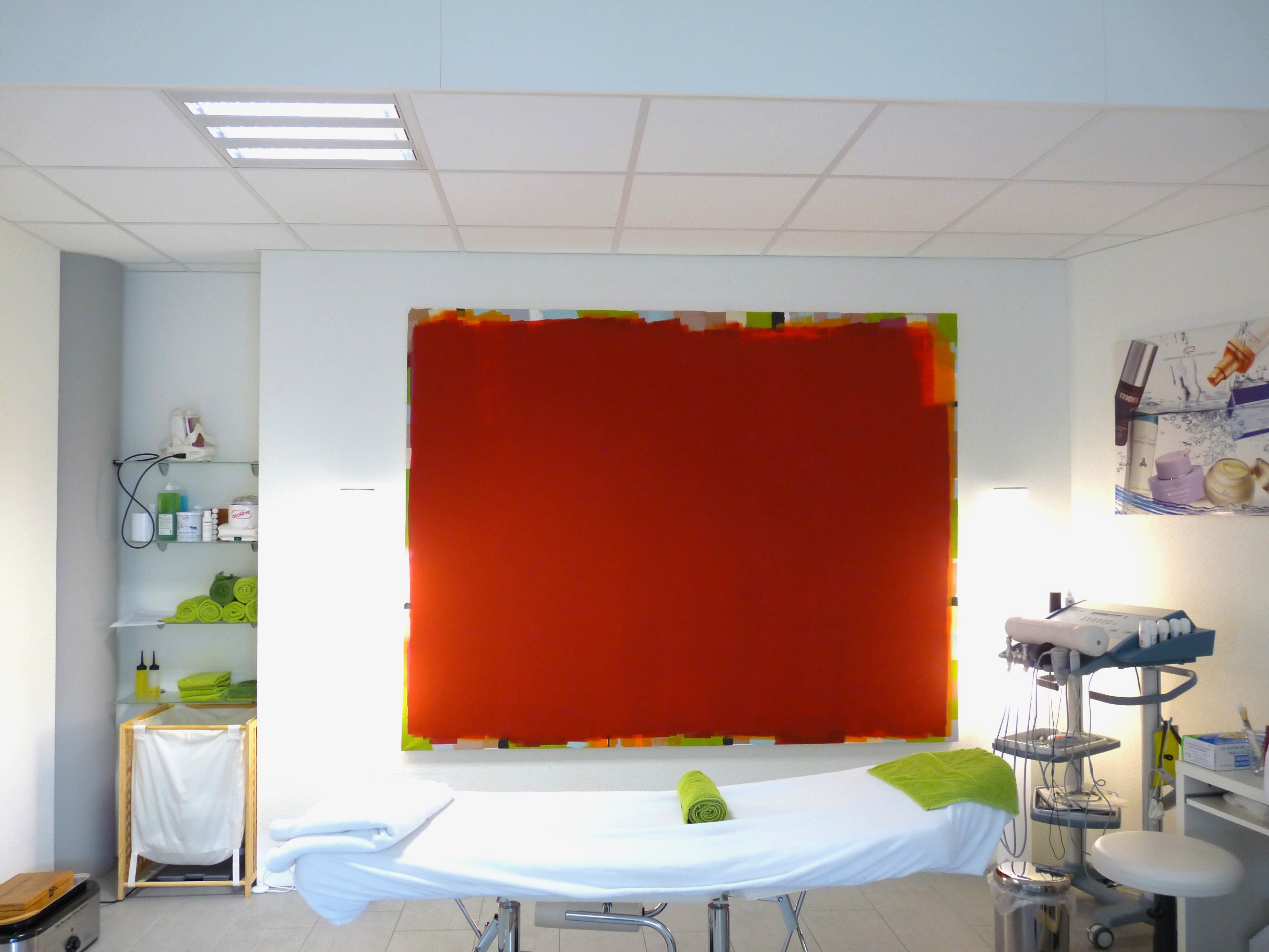 Rotes Gemälde im Kosmetiksalon