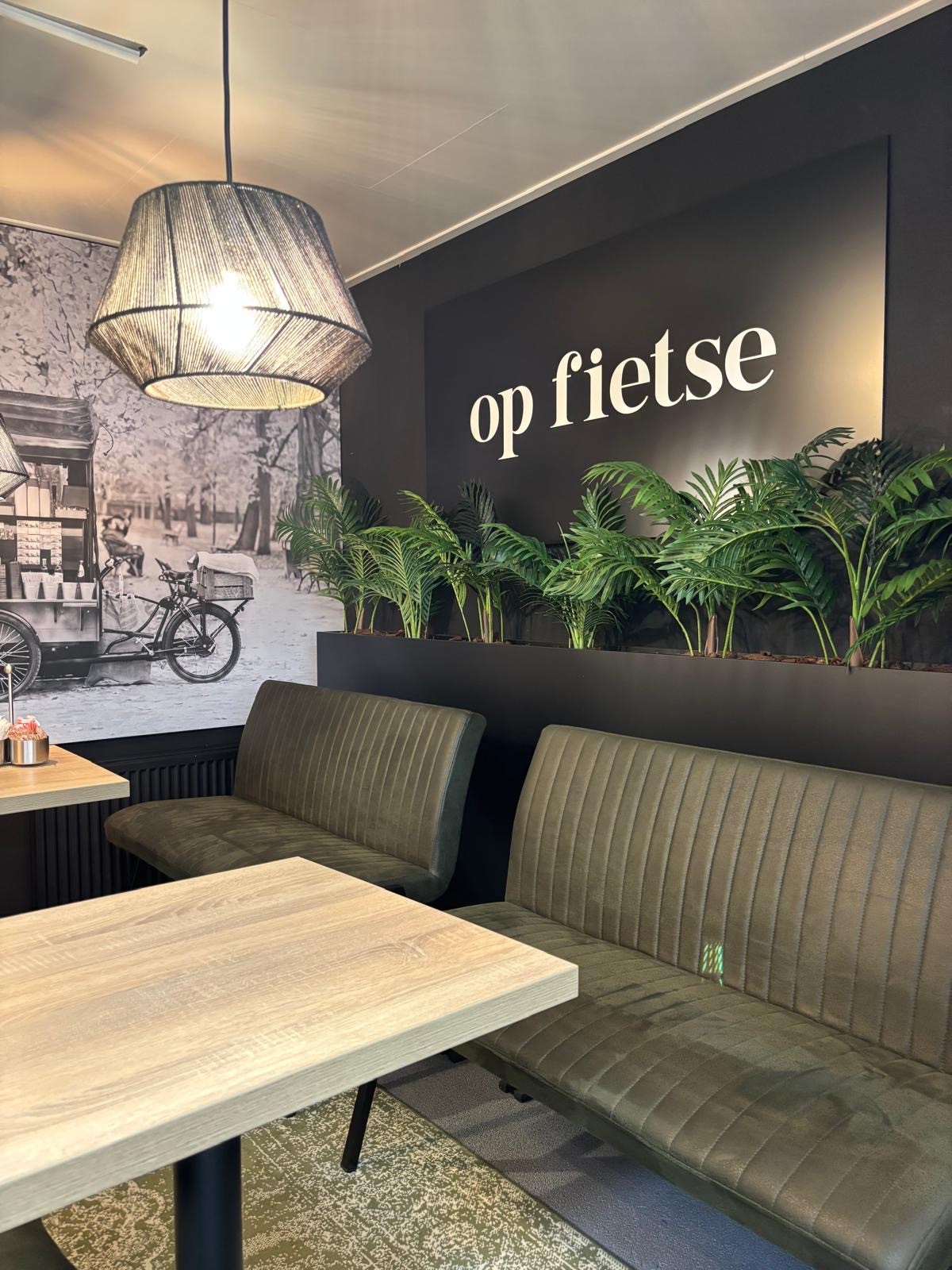 Theo Bruning fietsenwinkel Koffiehoek met tekst op fietse