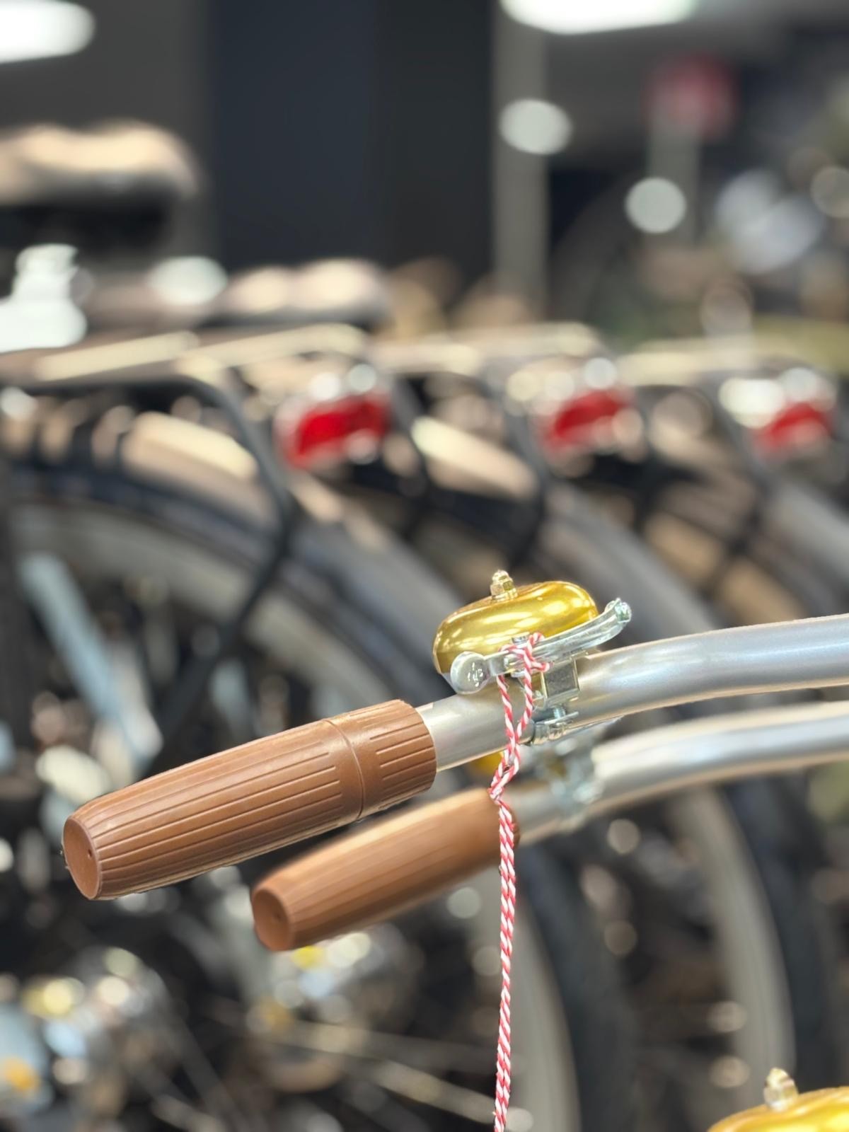 Bike Totaal Theo Bruning fietsenwinkel fietsstuur met rood-wit touwtje aan bel