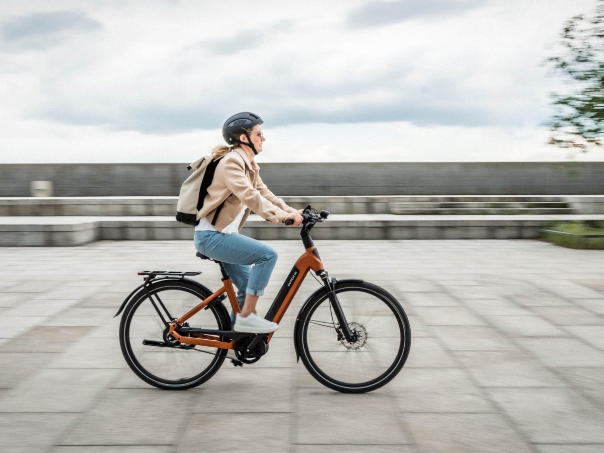 Vrouw op de fiets met helm