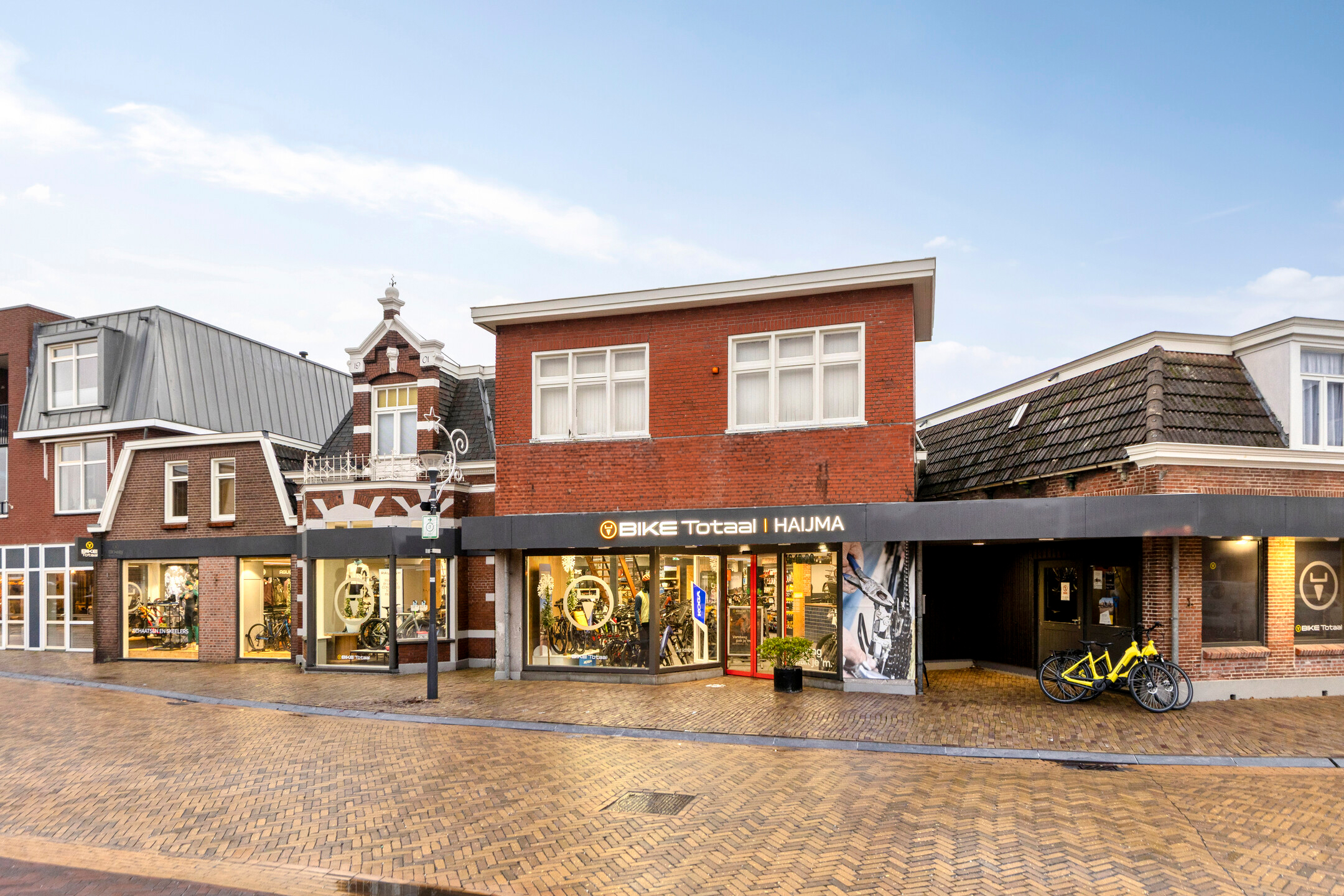 Voorgevel "BIKE Totaal HAIJMA" winkel en straat