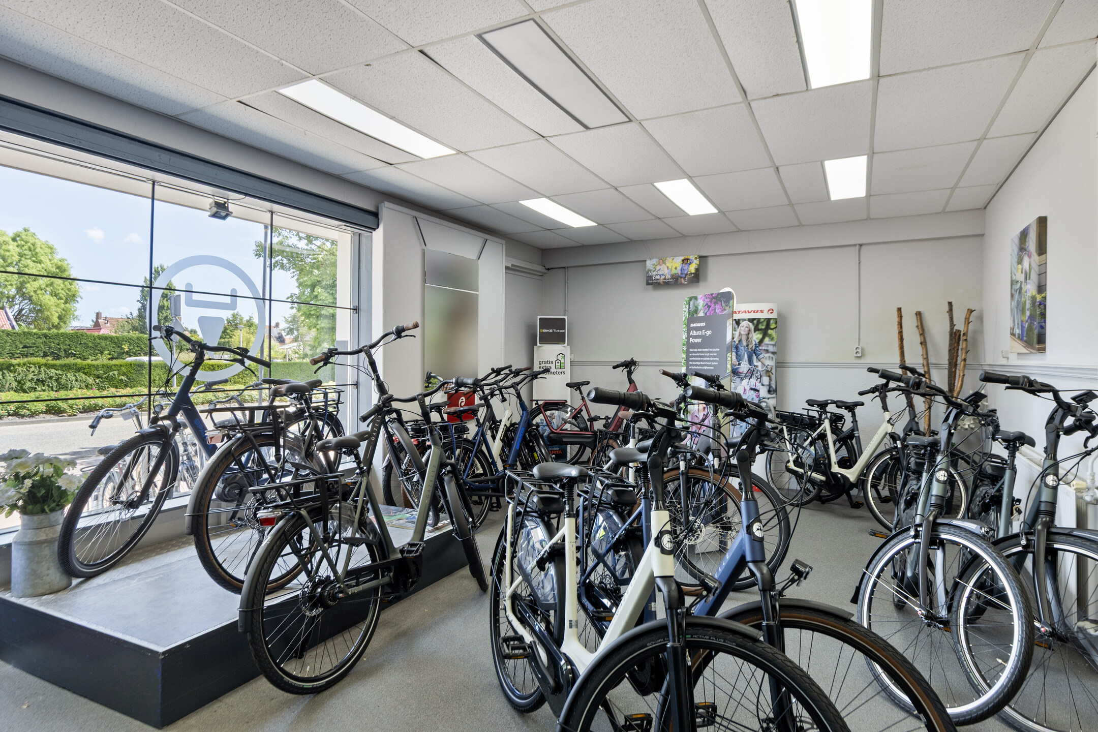Binnenkant met verzameling van elektrische fietsen en normale fietsen