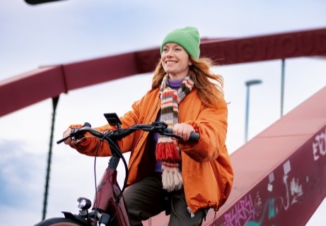 Fietsen-over-brug-in-winter