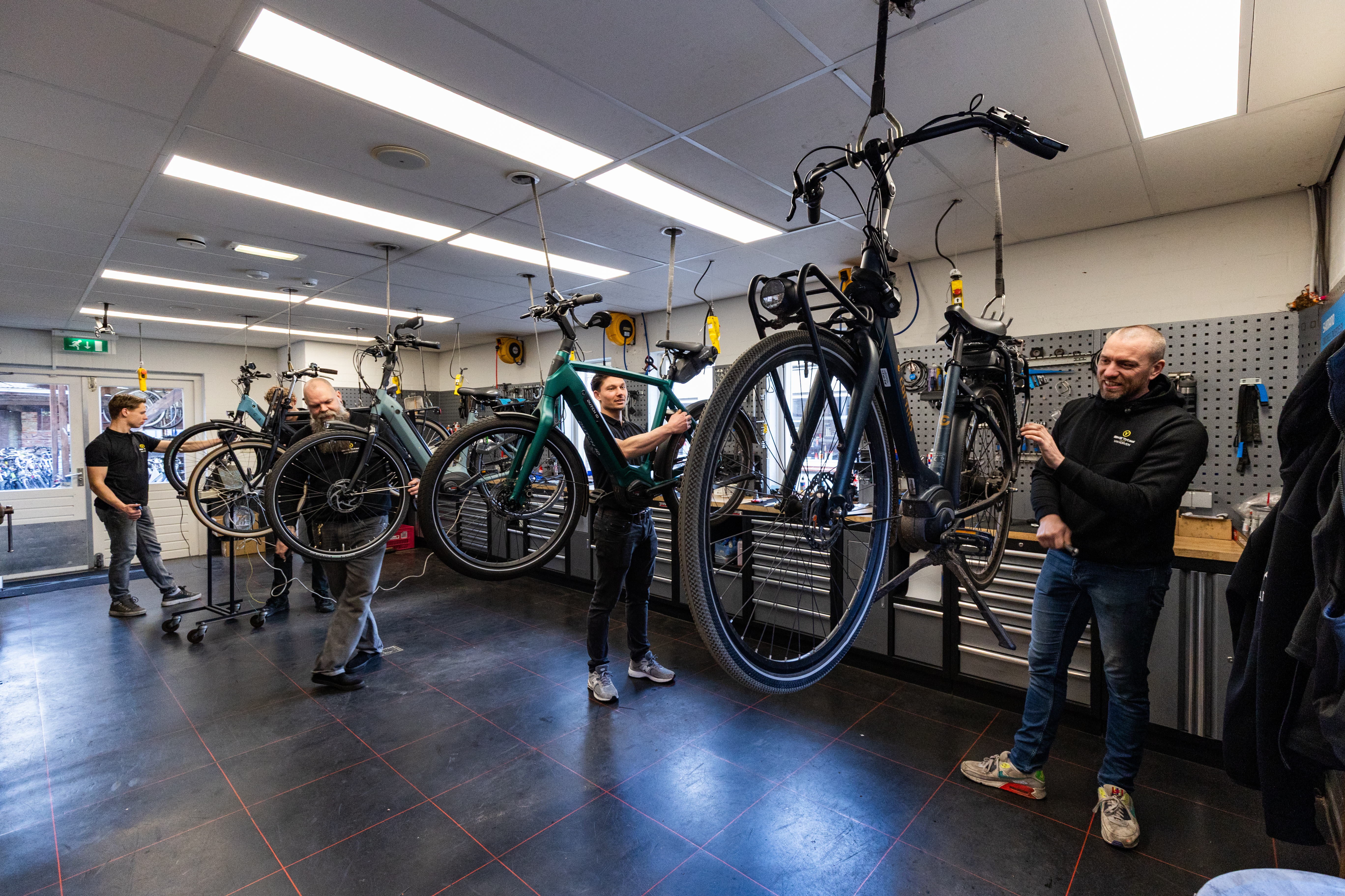 Bike Totaal Van Korven werkplaats met monteurs