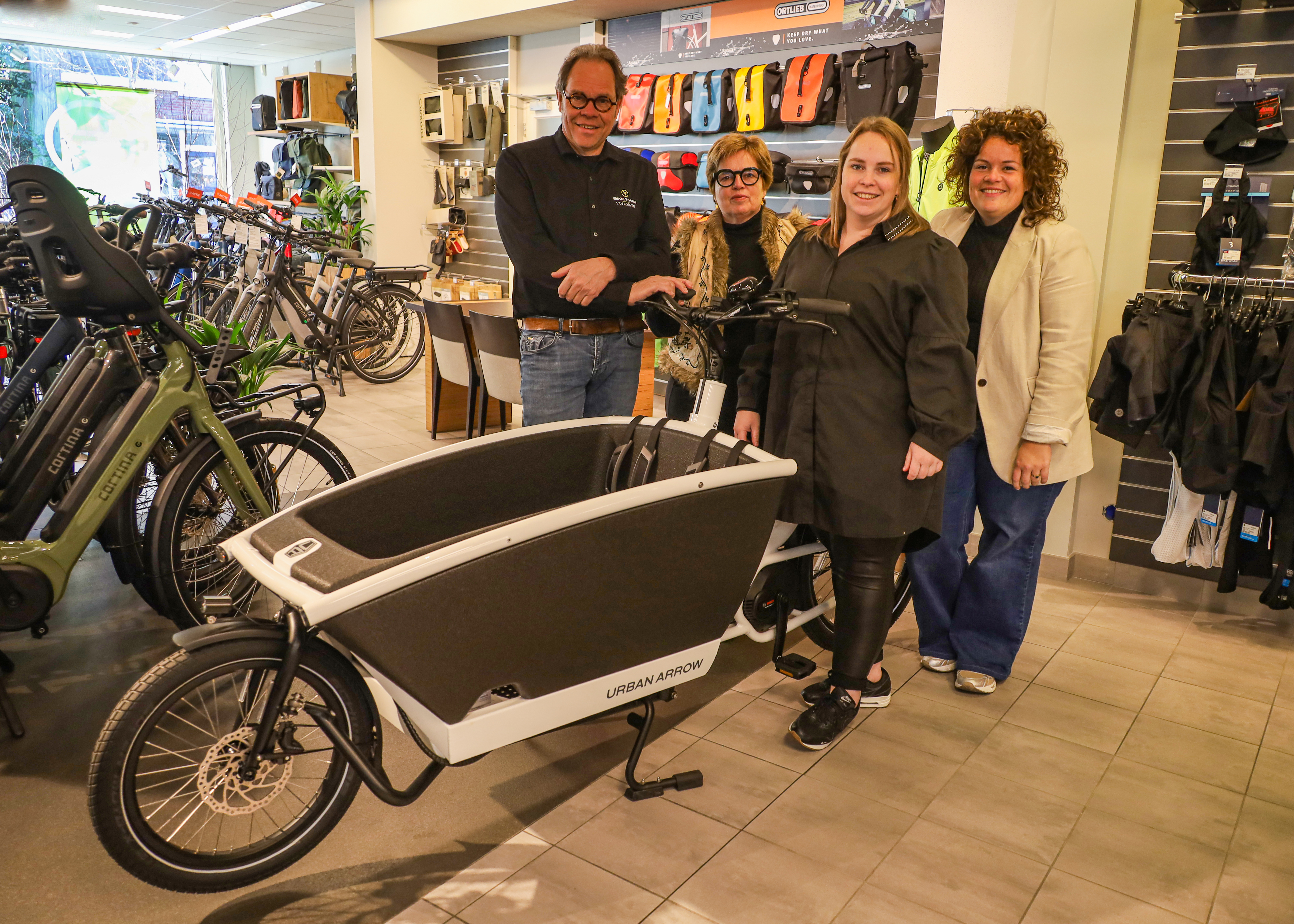 Bike Totaal Van Korven verkoopteam bij elektrische bakfiets
