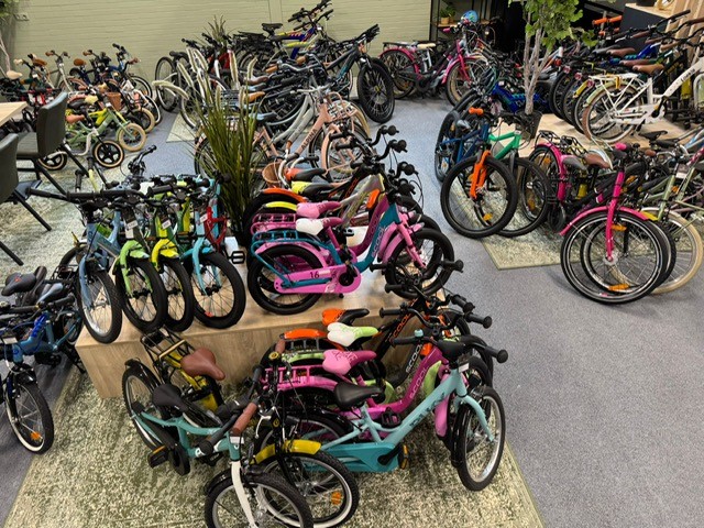 Groot assortiment kleurrijke kinderfietsen in de showroom van Bike Totaal Theo Bruning