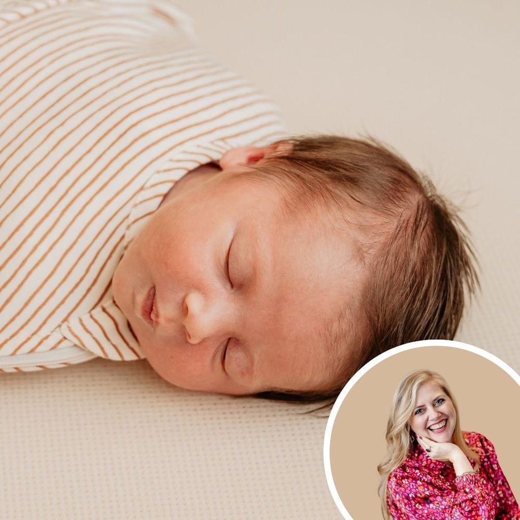 Baby slaapt vredig op een geperforeerd AeroSleep-hoeslaken terwijl slaapexperte Nathalie Schittekatte in overlay wordt weergegeven."