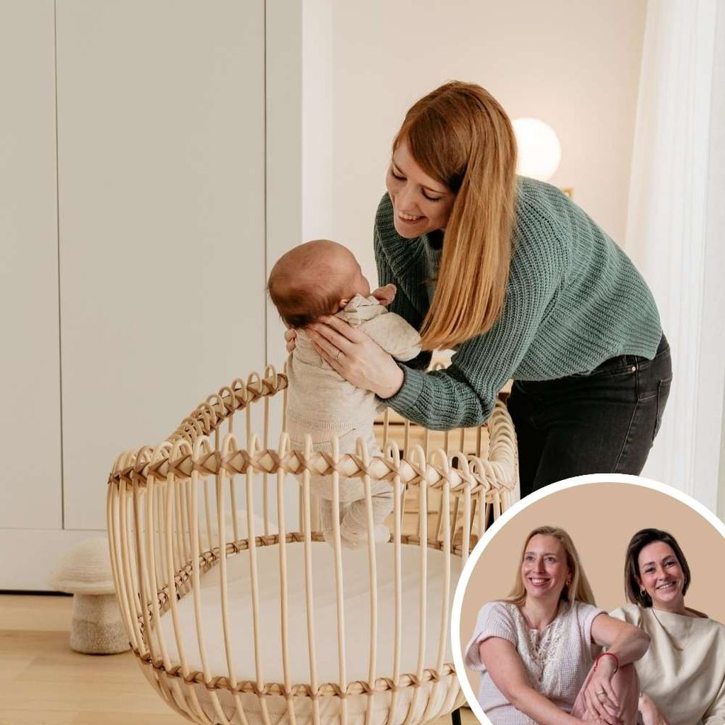 Vrouw in groene trui glimlacht naar baby in wieg; inset met twee lachende vrouwen.