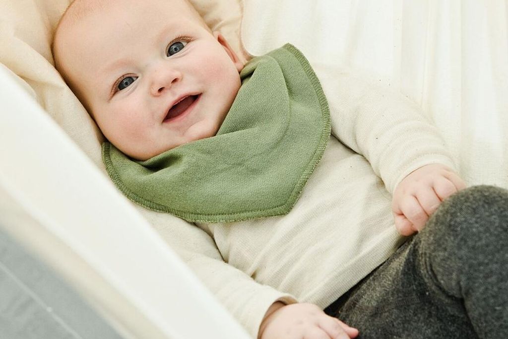 Baby lächelt in der 1.0 NONOMO-Hängematte in Naturfarbe