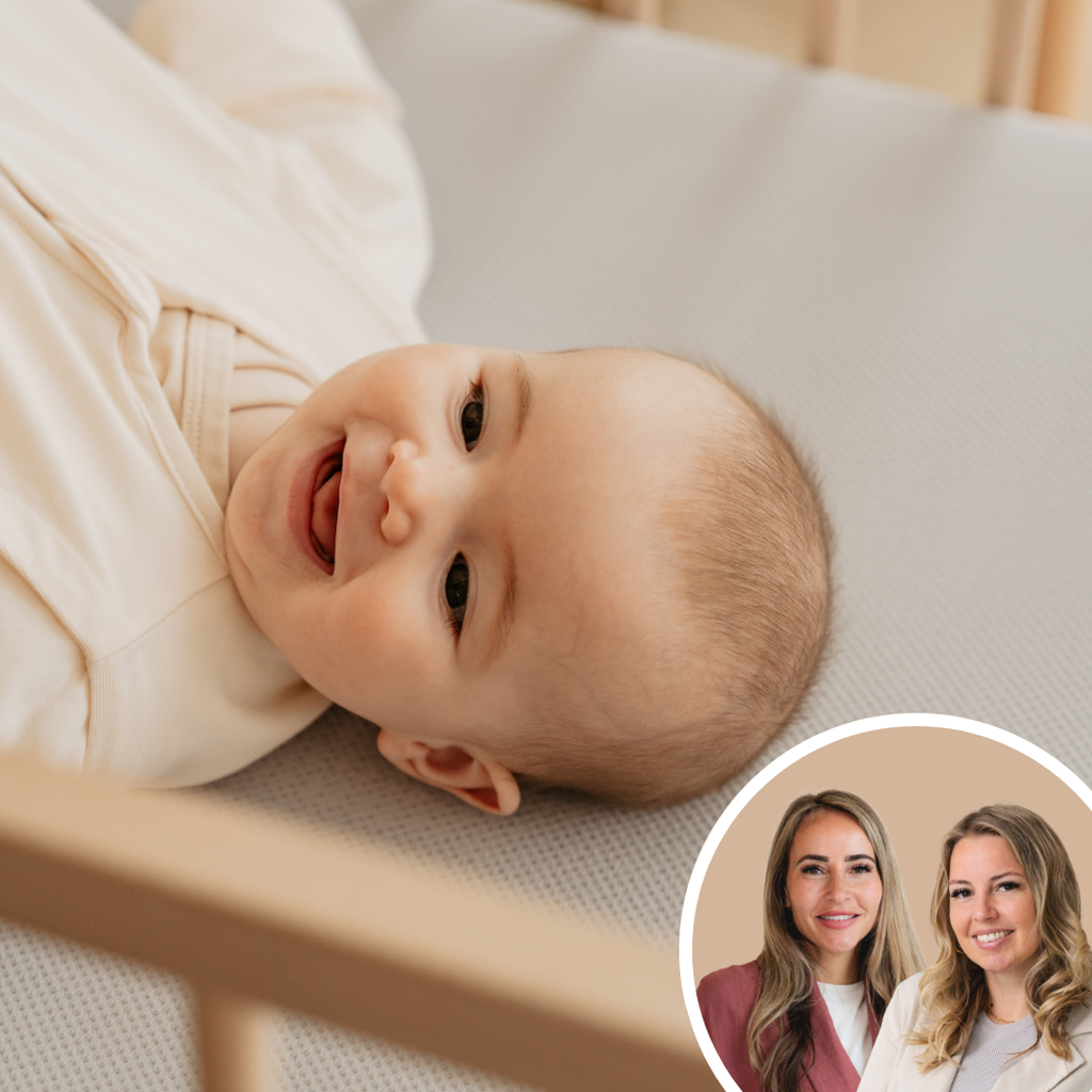 Een blije baby ligt op een AeroSleep-matraspakket met een geperforeerd hoeslaken.