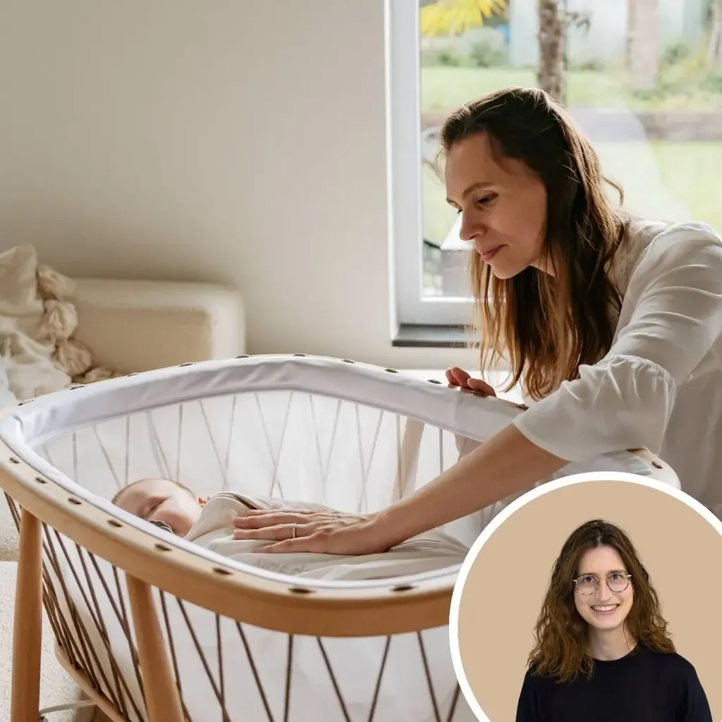 Een vrouw raakt zachtjes een slapende baby aan in een modern wiegje. Een inzet toont een andere vrouw die glimlacht tegen een egale achtergrond.