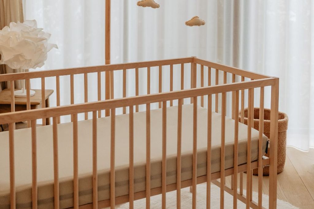 Lege wieg in een babykamer.