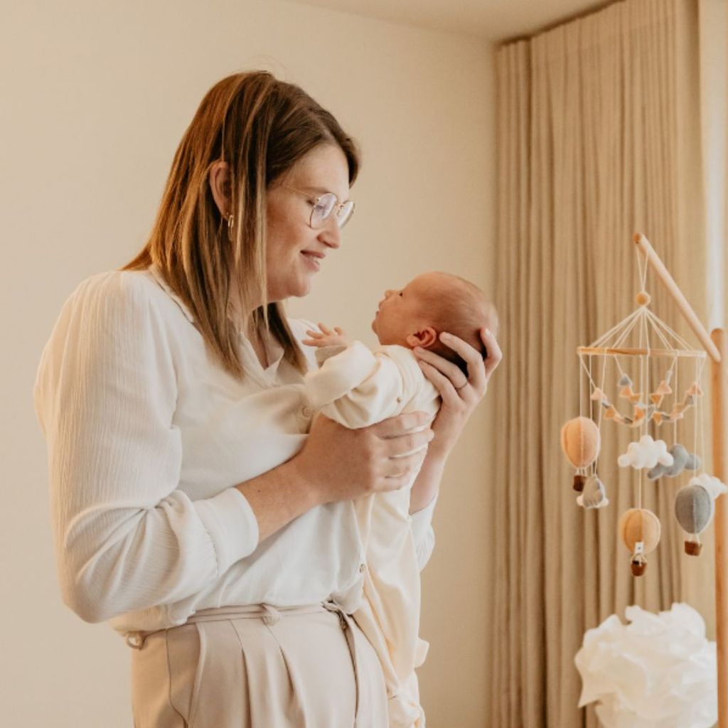 Een moeder houdt haar baby liefdevol vast