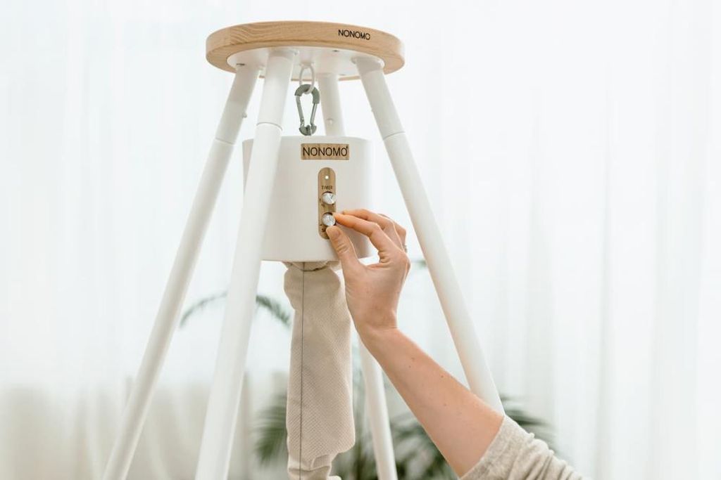 Ein weißes Tipi-Gestell mit weißen Motor