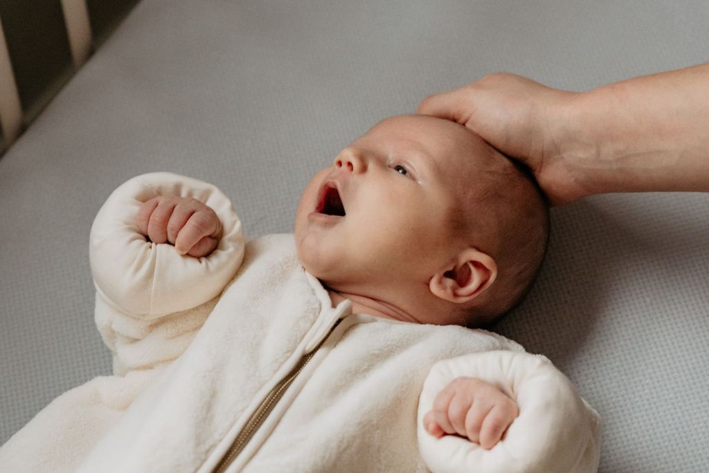 Babytje liggend op een AeroSleep-hoeslaken.