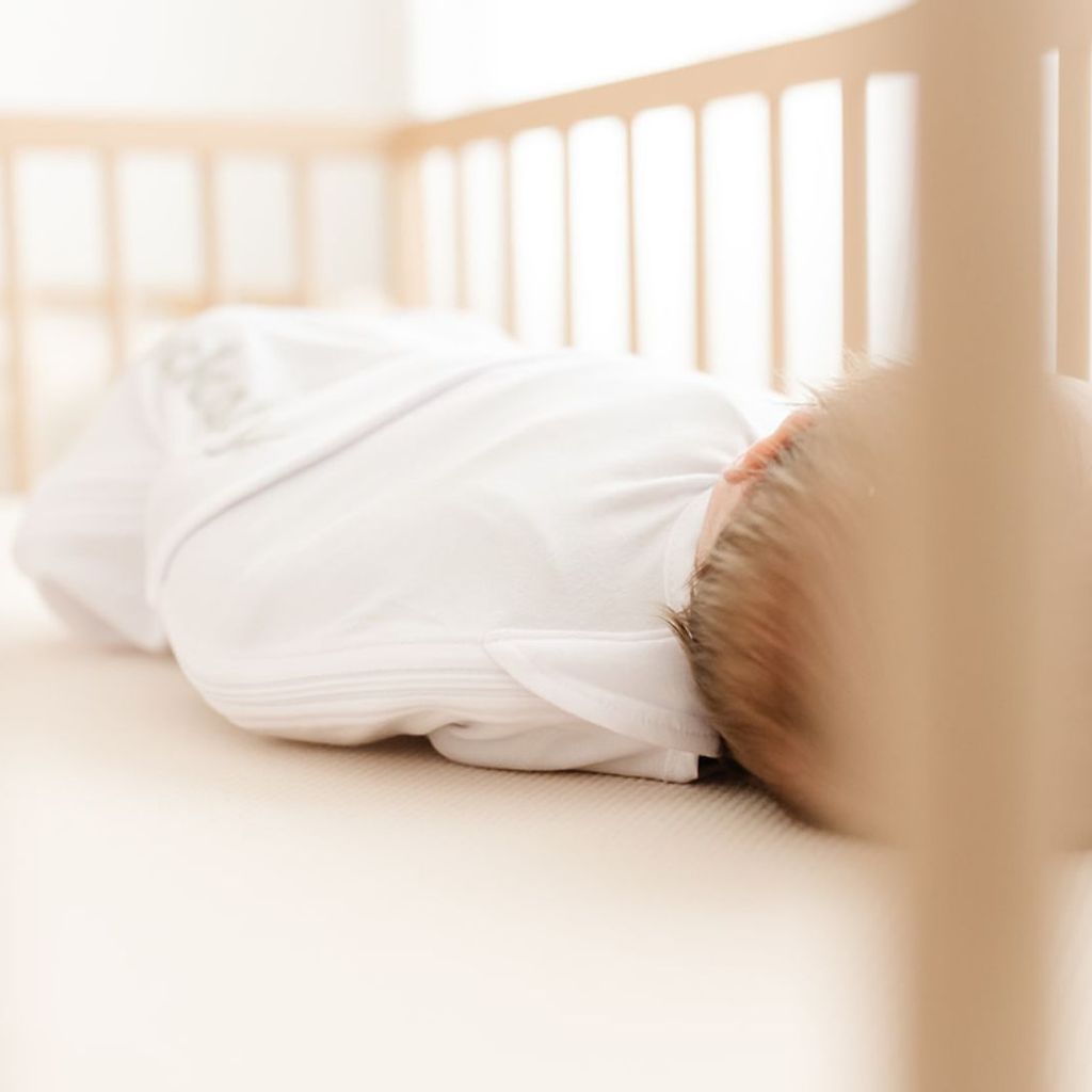 Slapende baby op een AeroSleep-matras.