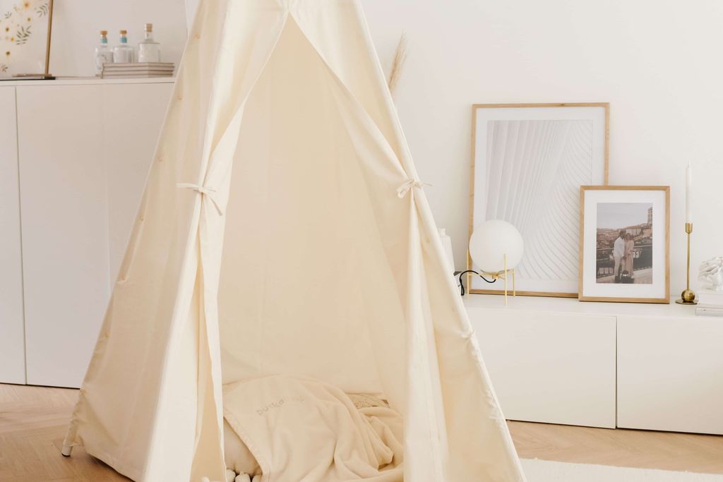 Tipi Gestell zum beigen Zelt umfunktioniert