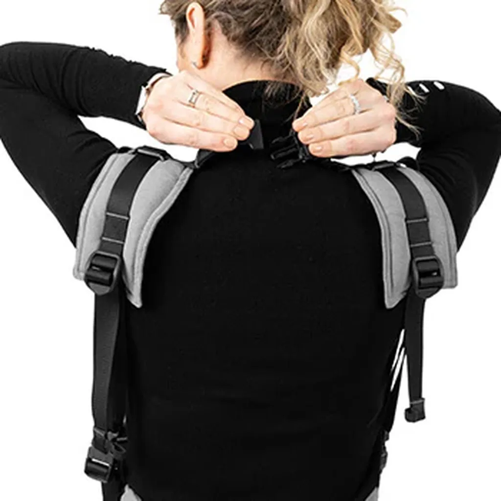 Personne fermant la sangle de cou d’un porte-bébé