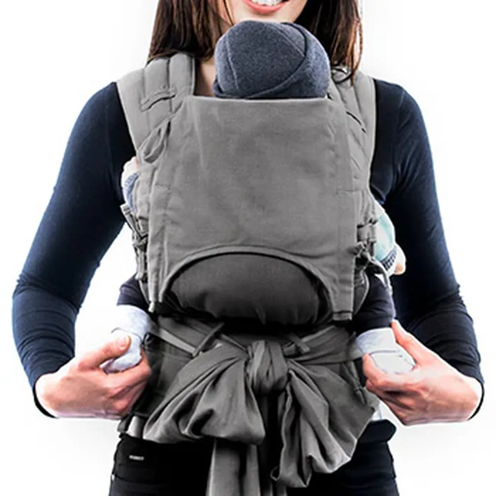 Femme portant un bébé dans le porte-bébé Fusion