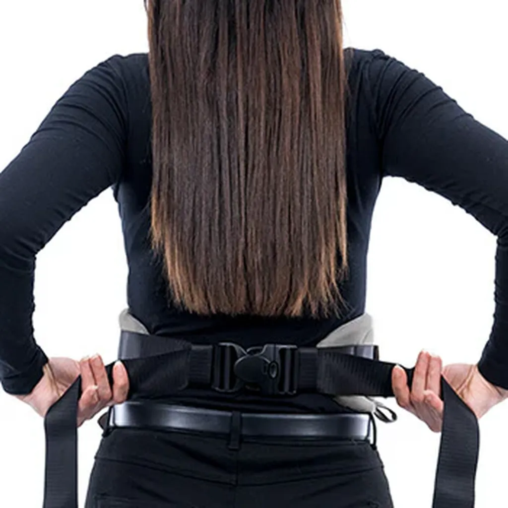Personne ajustant une ceinture noire avec des sangles