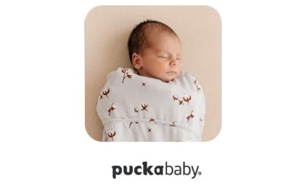 Ein schlafendes Baby in ein Pucksack eingewickelt