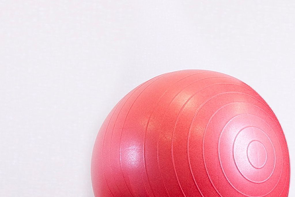 ein roter Gymnastikball