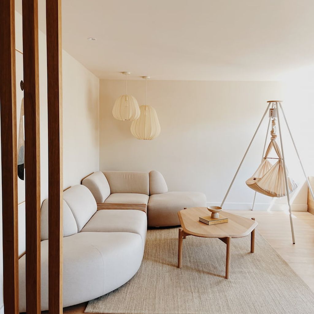Federwiege mit weißem Tipi und Motor in einem minimalistischen Raum