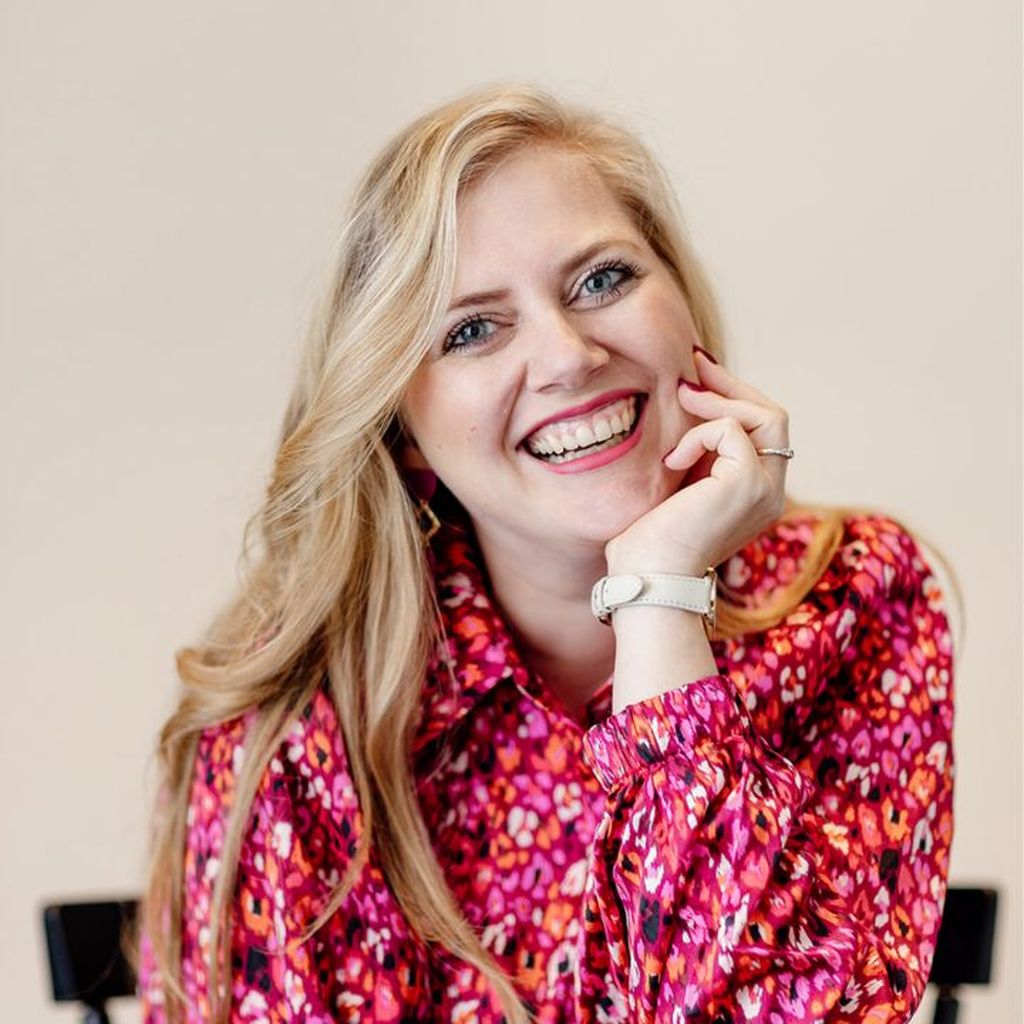 Slaapexperte Nathalie Schittekatte glimlacht.