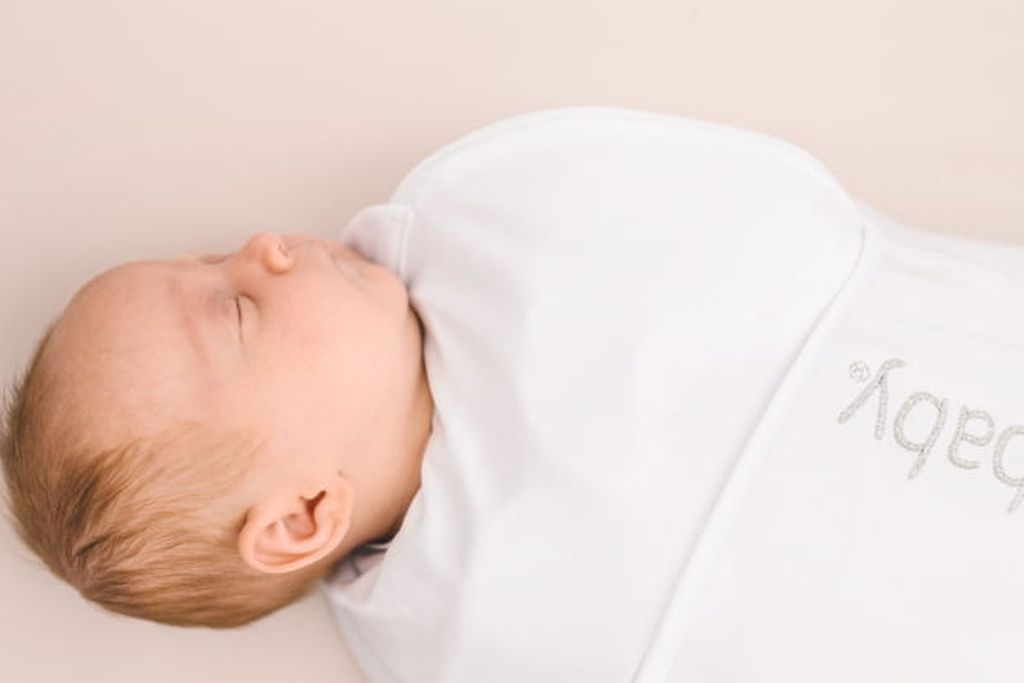 Ein Baby in einem sommer Pucksack
