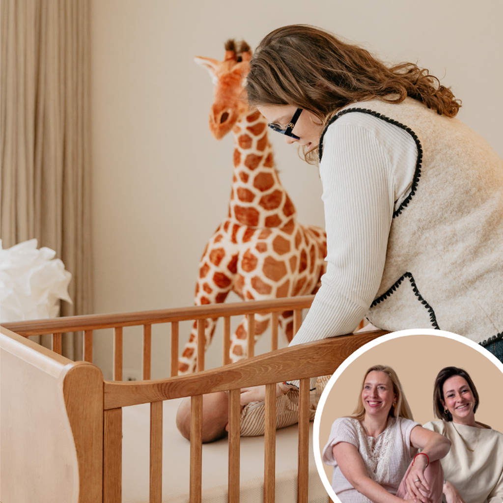 Een jonge moeder legt haar baby in een ledikant om te slapen. Op een overlay zijn de vroedvrouwen Annelies en Elke te zien.