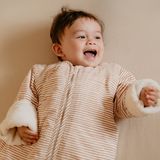 Gelukkige baby in slaapzak