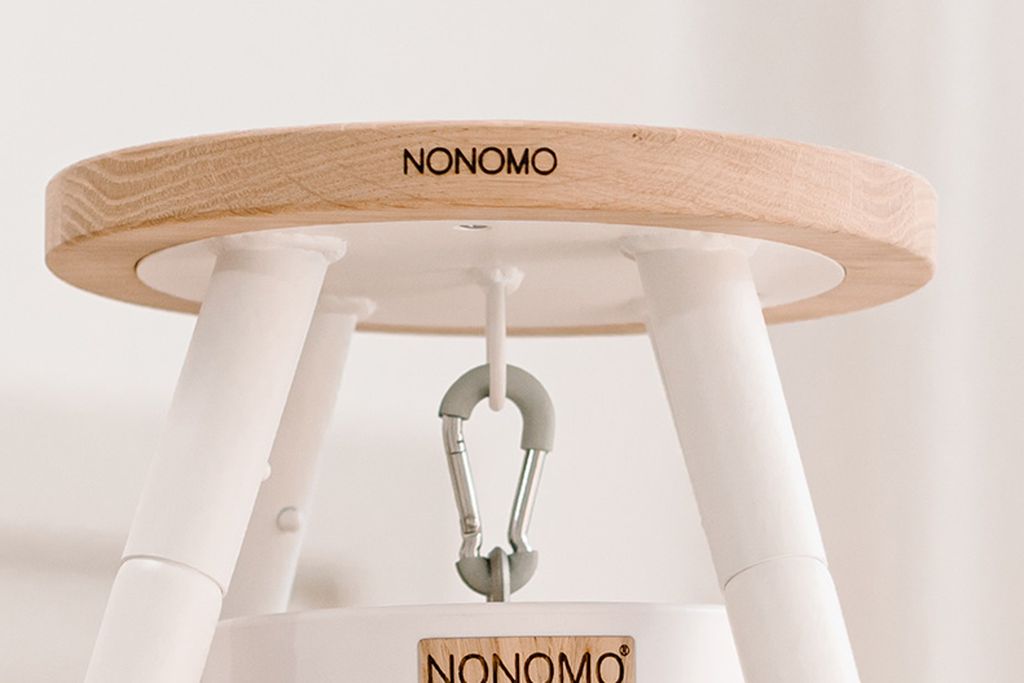 Holzplatte des Tipi-Ständers und weißes Metall mit Haken. Move Motor angebracht.