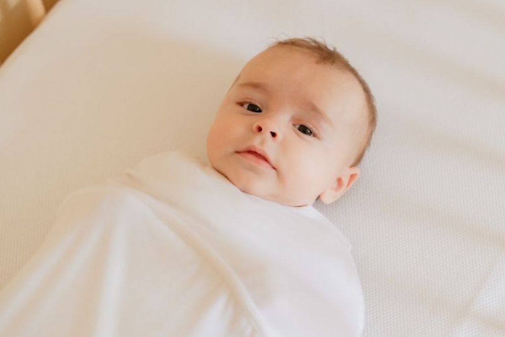 Baby in piep tencel swaddle bag