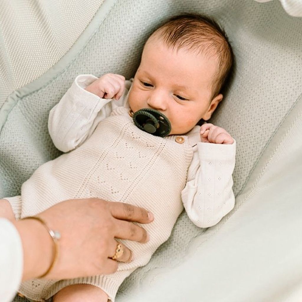 Das Baby streckt sich der Hängematte