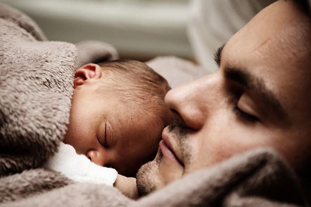 Baby kuschelt mit Papa