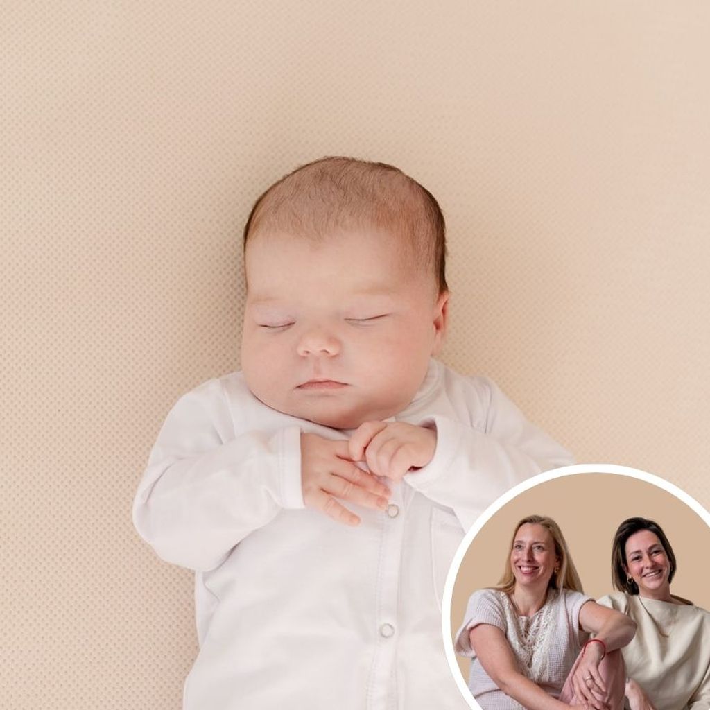 Een baby slaapt vredig op een geperforeerd AeroSleep-hoeslaken.