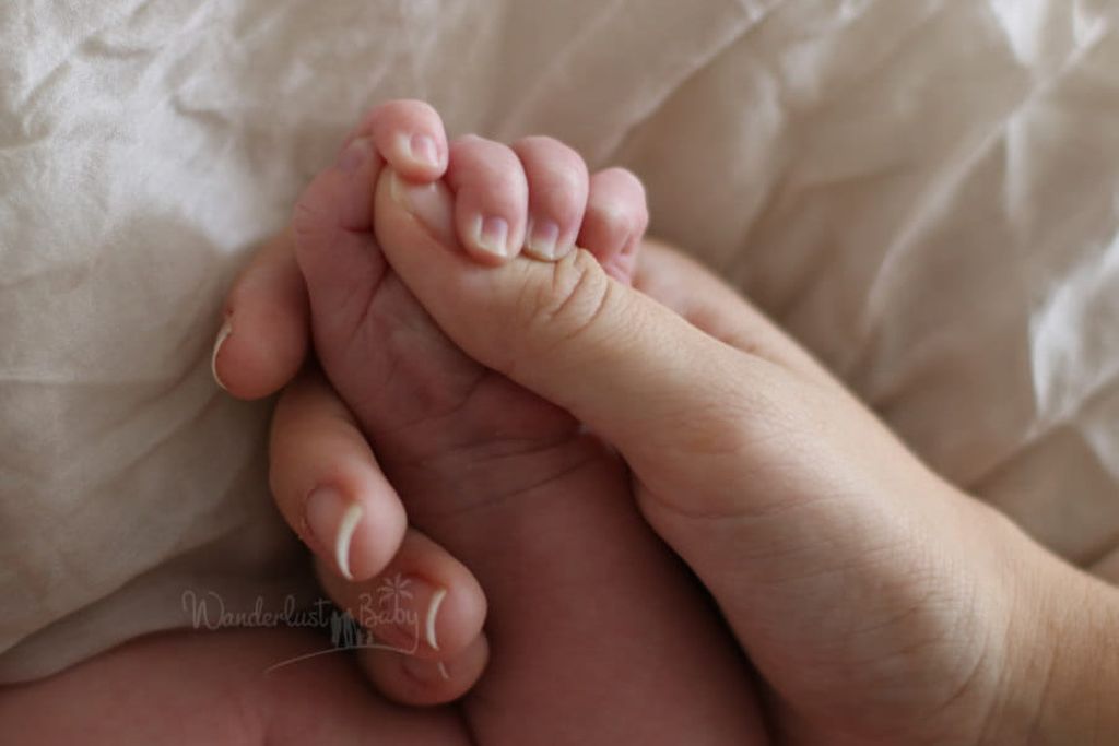 Händchenhalten mit einem Baby