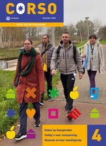 Een foto van vier wandelende mensen in een park met daarboven groot het Corso logo, ofwel een blauw vlak met oranje letters.