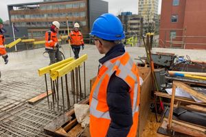 Bouwvakkers maken vlechtwerk voor een betonvloer