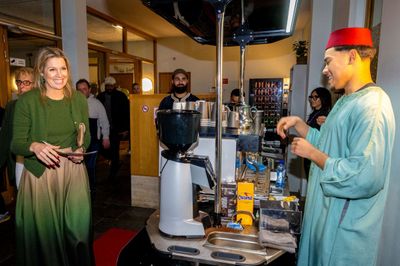 Koning Maxima loopt naar de uitgang van De Foyer