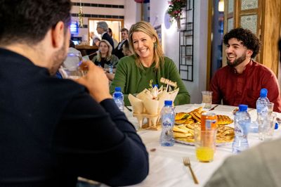 Maxima lacht om de opmerking van een bewoner aan tafel