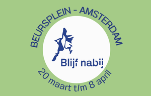 Een rond beeldmerk op groene achtergrond met daarin het logo van Blijf nabij met twee getekende gezichten tegen elkaar. Er omheen de tekst Beursplein Amsterdam 20 maart t/m 8 april.