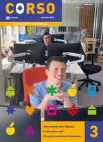 Een foto van een jongeman op kantoor achter een computer, die lacht in de camera. Bovenin de foto staat heel groot 'Corso'.