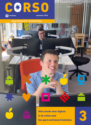 Een foto van een jongeman op kantoor achter een computer, die lacht in de camera. Bovenin de foto staat heel groot 'Corso'.