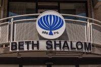 Naam en logo van Beth Shalom op het gebouw.