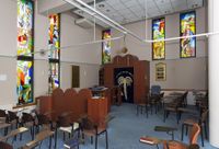 De sjoel met glas-in-lood ramen.