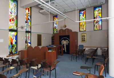 De sjoel met glas-in-lood ramen.